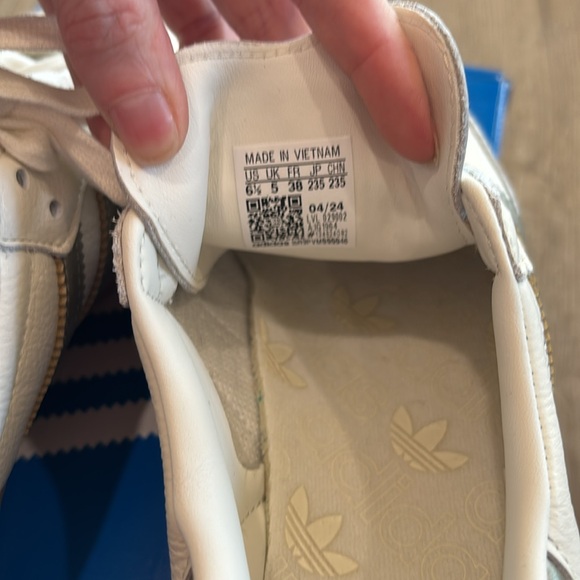 BNIB Adidas Ivory and Gold Sambas - Picture 7 of 10